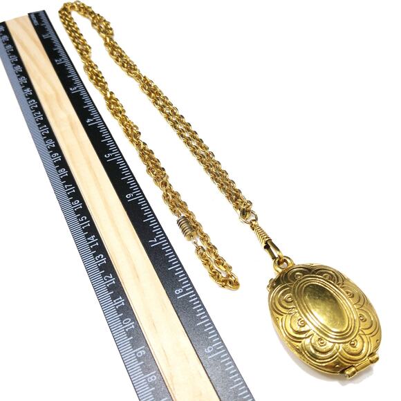 Vintage Keepsake Locket Necklace, Gold Tone, Snap Clasp, 1970s Vintage Jewelry - Picture 10 of 10